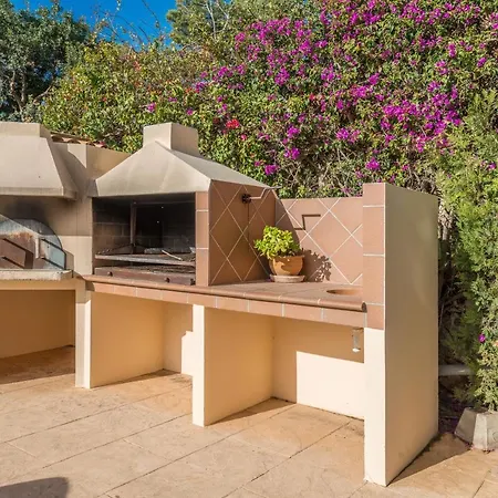 Alzina Sus Vacaciones De Verano En Cala Millor, Mallorca *