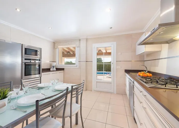 Alzina Sus Vacaciones De Verano En Cala Millor, Mallorca *