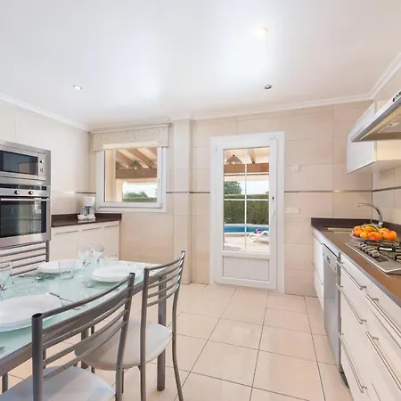 Alzina Sus Vacaciones De Verano En Cala Millor, Mallorca *