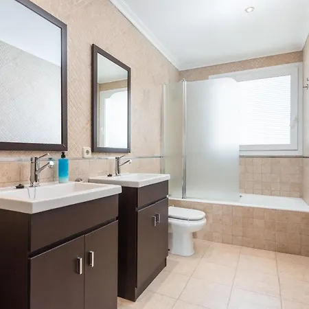 Willa Alzina Sus Vacaciones De Verano En Cala Millor, Mallorca *