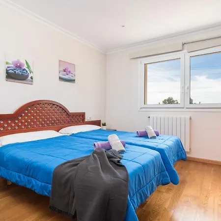 Alzina Sus Vacaciones De Verano En Cala Millor, Mallorca *