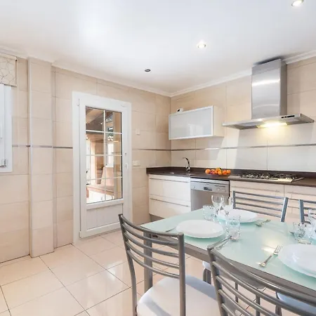 Willa Alzina Sus Vacaciones De Verano En Cala Millor, Mallorca *