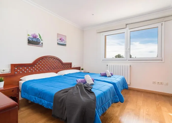 Alzina Sus Vacaciones De Verano En Cala Millor, Mallorca *