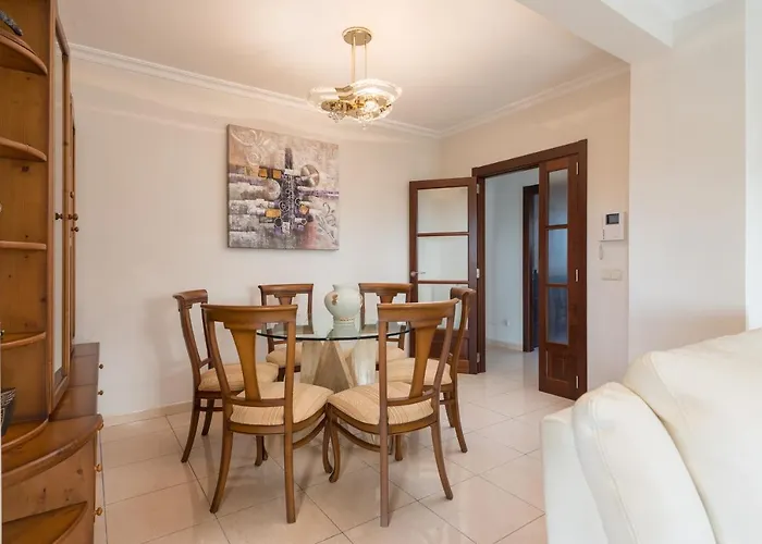 Alzina Sus Vacaciones De Verano En Cala Millor, Mallorca *