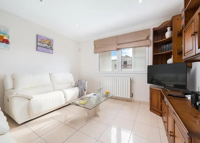 Alzina Sus Vacaciones De Verano En Cala Millor, Mallorca *