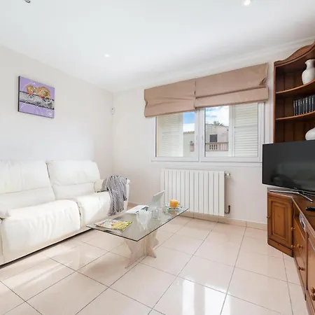 Alzina Sus Vacaciones De Verano En Cala Millor, Mallorca *