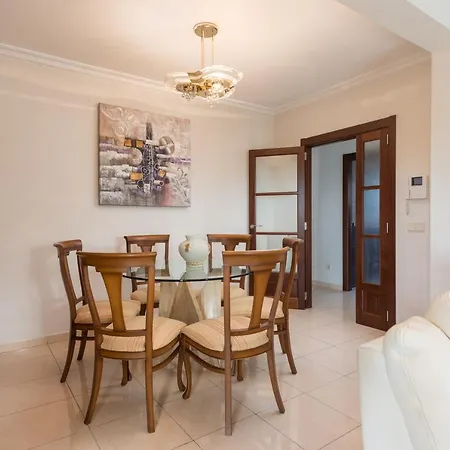 Alzina Sus Vacaciones De Verano En Cala Millor, Mallorca *